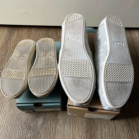 Parent/child matching snowflake TOMS size 9 kids/size 9 adult. - Picture 2 of 2